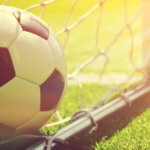 ballon de foot qui rentre dans une cage de but