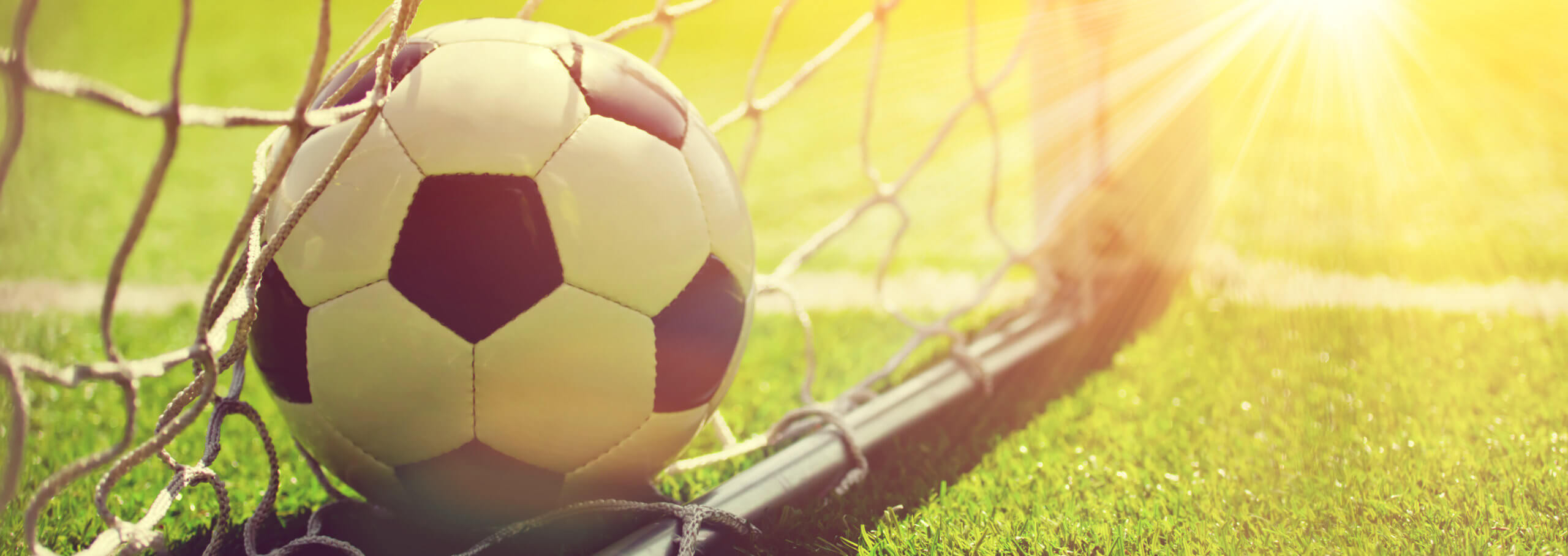 ballon de foot qui rentre dans une cage de but